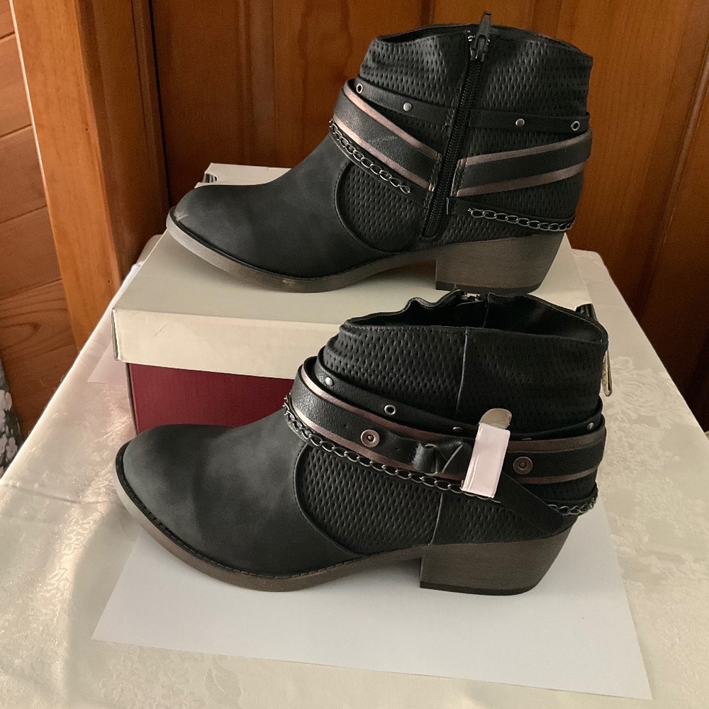 * SO® Redbud Women's Ankle Boots Black Size 10 NWT in box